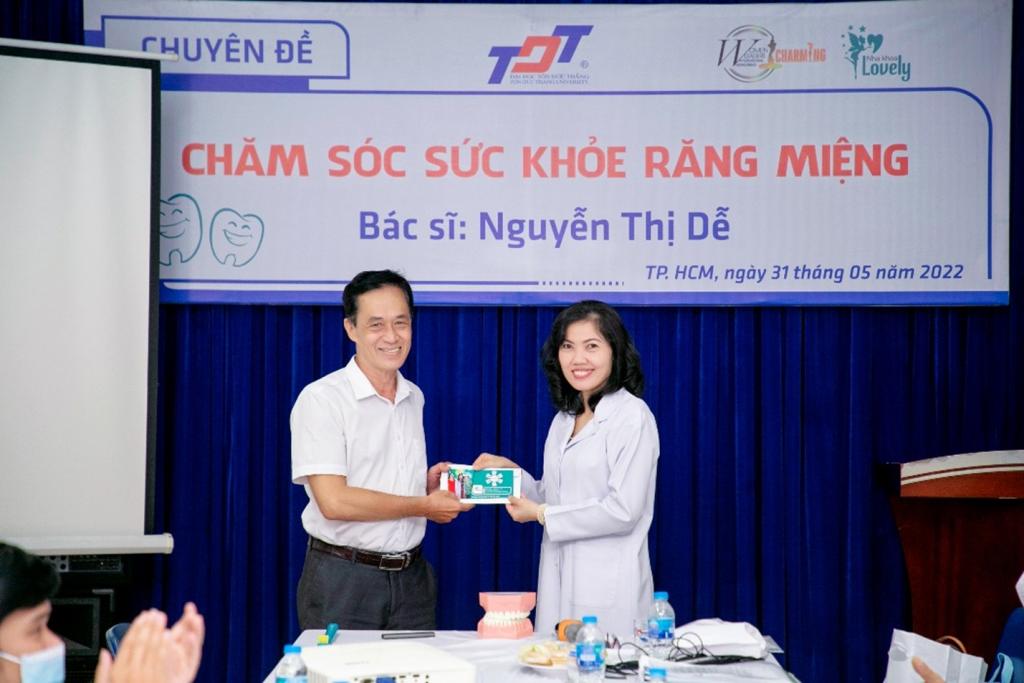 Lecturer Vu Pham Tin, Chairman of TDTC's Trade Union, received gifts from Lovely Dental Clinic.