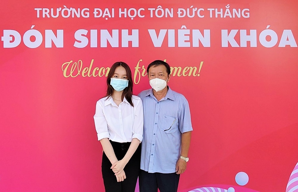 Pham Ngoc Khanh Van - New student of the Faculty of Pharmacy in a photo with her father. She sends a message to herself as well as other students of Intake 25: “We must try to study well, join extracurricular activities, practice skills to best prepare for the future ahead”.