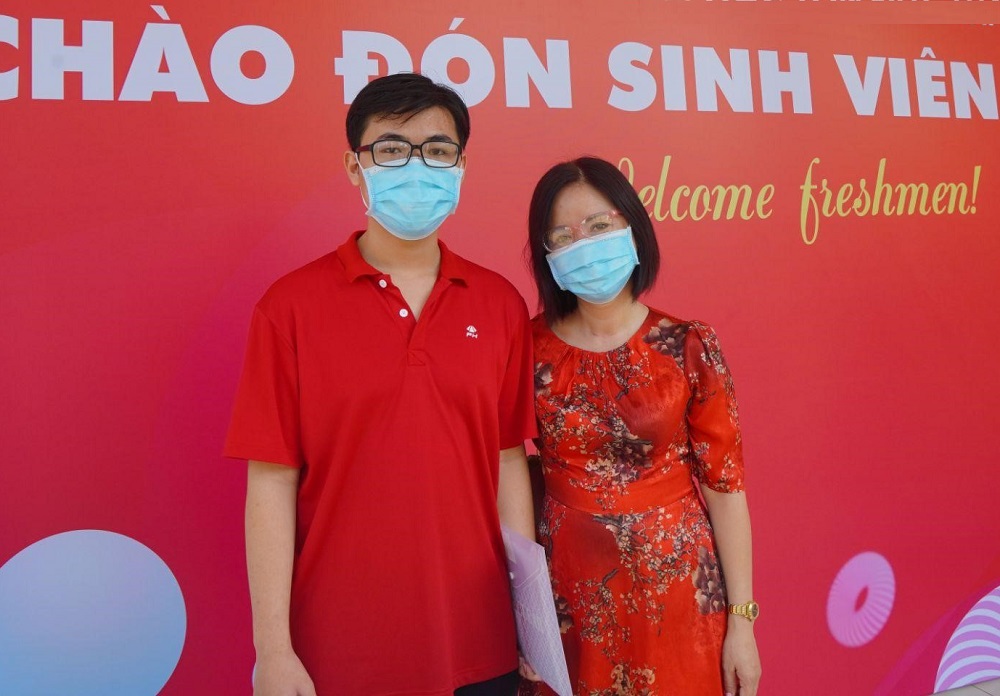 Huynh Tuan Anh - New student of the Faculty of Information Technology in a photo with his mother.