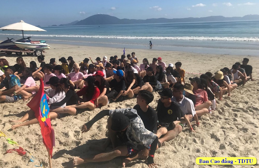 Hoạt động Team building tại bãi biển Dốc Lết (Khánh Hòa)