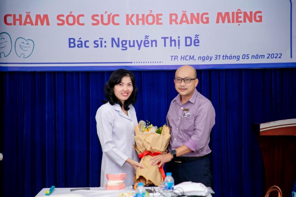 Dr. Nguyen Huu Khanh Nhan, Vice President of TDTC, thanked Dr. Nguyen Thi De for sharing information about dental and oral care.