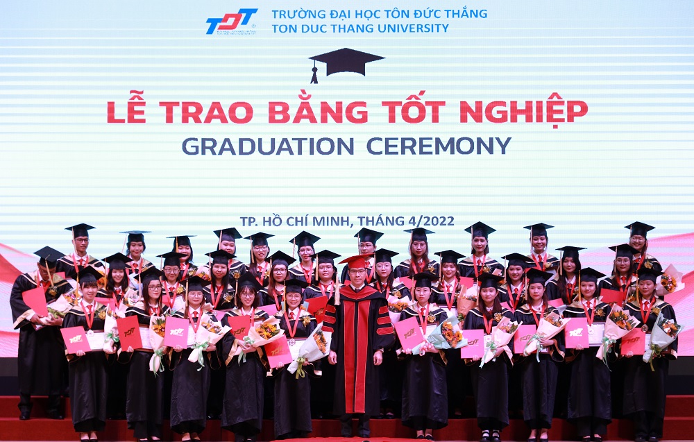 Dr. Tran Trong Dao and new graduates in a memorable photo.