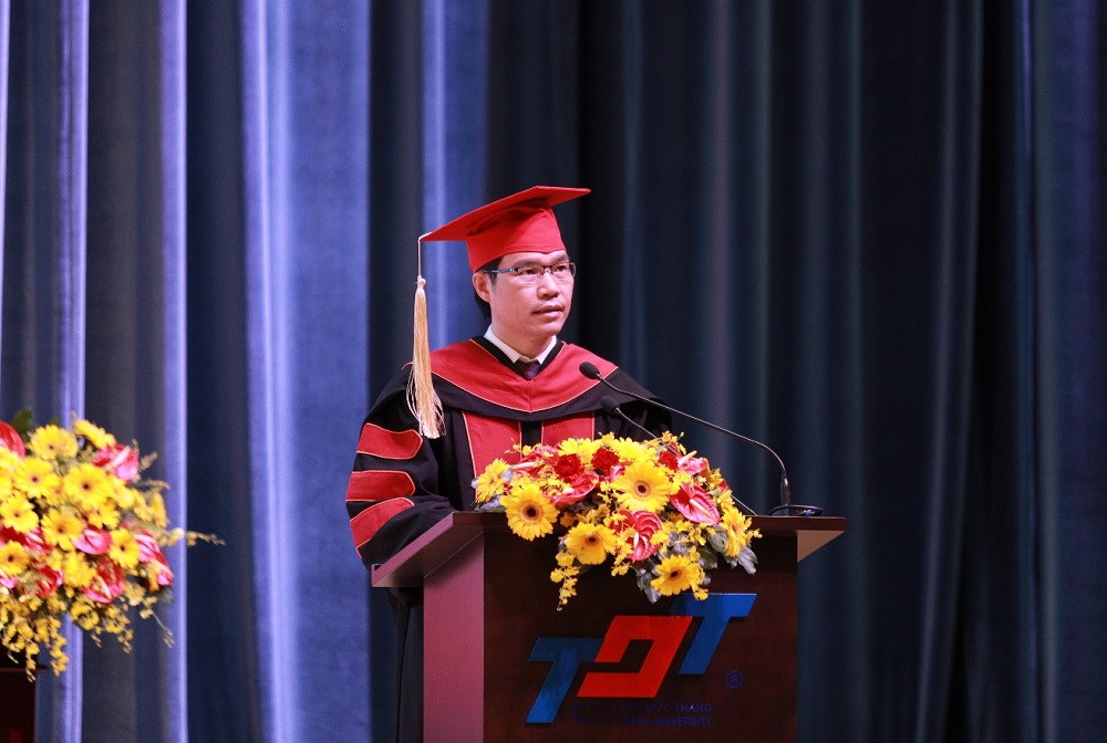 Dr. Tran Trong Dao giving a speech at the ceremony.