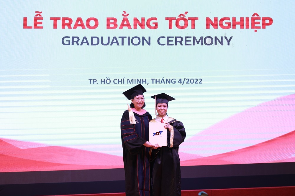 Assoc. Prof. Dr. Pham Thi Minh Ly - Dean of Faculty of the Business Administration awarded a degree to new bachelors.