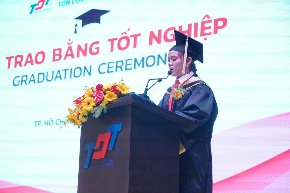 Tran Thi Dieu An expressing her feelings at the graduation ceremony.
