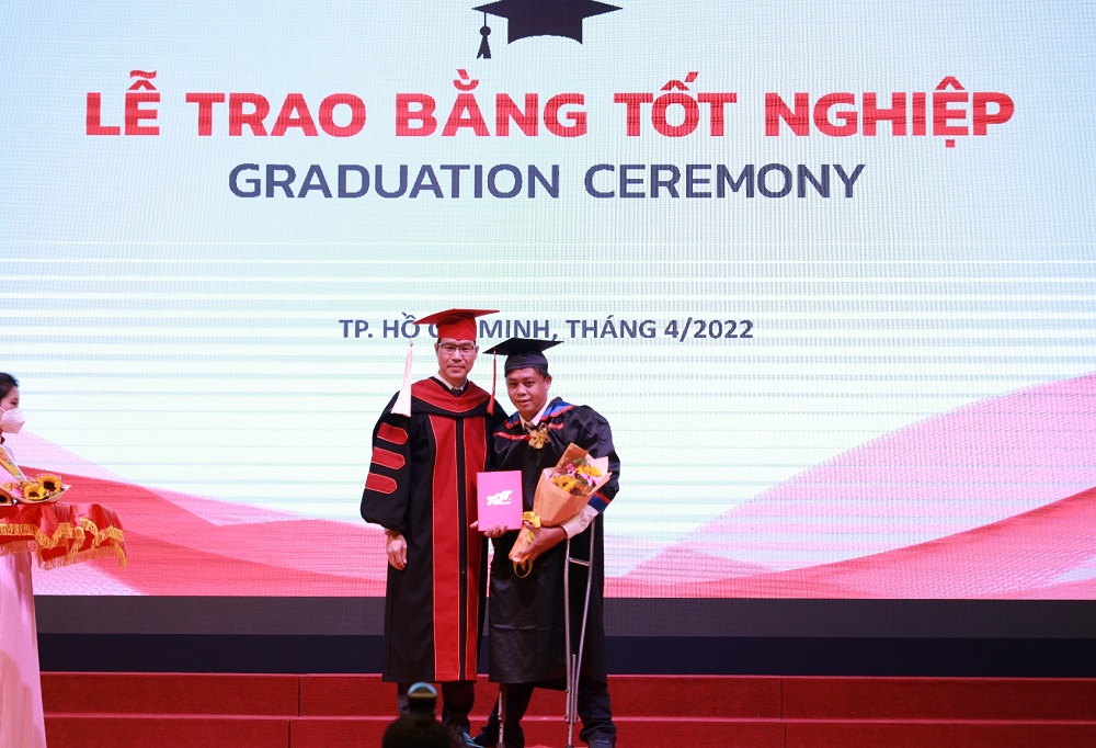 Dr. Tran Trong Dao awarded a degree to Mr. Nguyen Dung Hung Anh, a disabled student who has made great efforts to complete the Master's program in Business Administration.